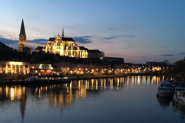 Vue de l'abbaye Saint Germain au-dessus des bords de l'Yonne, à Auxerre.