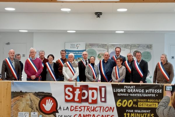 Rassemblement ce lundi 6 mars au siège de la Communauté de communes à Guichen avec les maires des communes de Vallons de Haute Bretagne Communauté