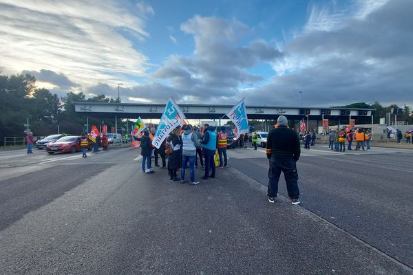 Opération de tractage syndical contre la réforme des retraites au péage de Nîmes ouest sur l'A9 le 10 mars 2023.