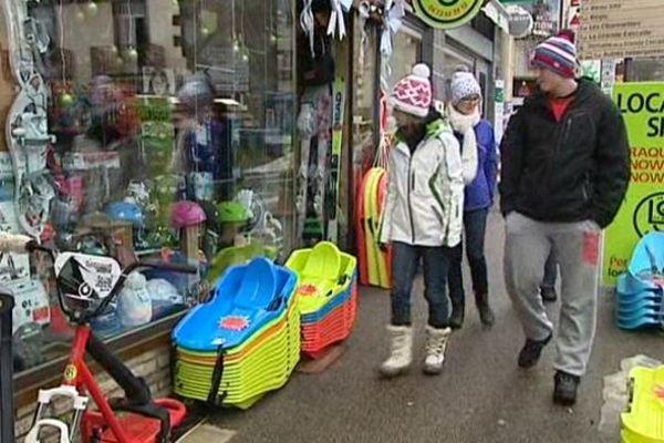 Derniers vacanciers dans les rues du Mont Dore. Ici, même si la neige est arrivée un peu tard, les commerçants se disent satisfaits de leur chiffre d'affaires des deux dernières semaines.