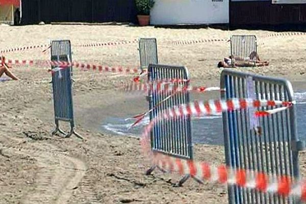 Palavas (Hérault) - la plage interdite pour cause de pollution - 4 juin 2015.