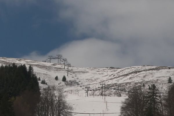 À terme, un ascenseur valléen pourrait remplacer les différentes remontées mécaniques de la station de l'Alpe du Grand Serre.