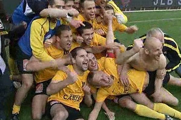 La joie des footballeurs de Courseulles au stade d'Ornano, le 13 mai 2013