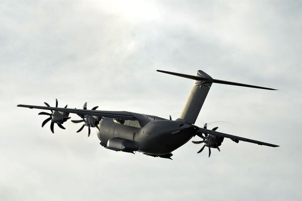 Les pilotes de l'armée de l'air survolent la région pour leurs entraînements.