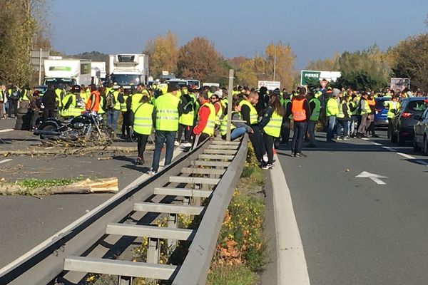 La route nationale 10 bloquée ce lundi 19 novembre