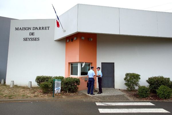 Le centre pénitentiaire de Toulouse-Seysses souffre d’une surpopulation carcérale de 186 % en maison d’arrêt des hommes, 145 % en maison d’arrêt des femmes.