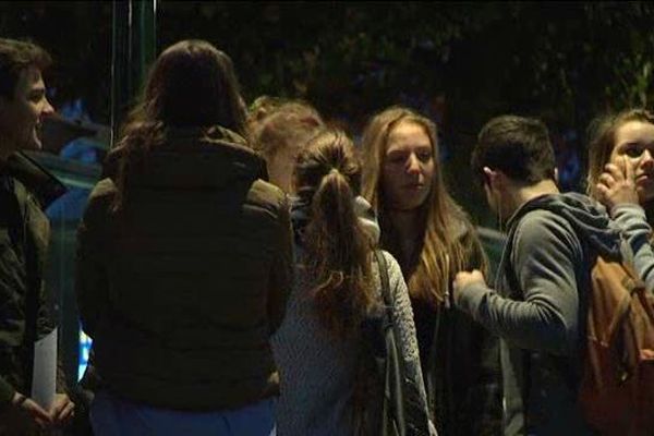 Des élèves à l'entrée du lycée Malherbe à Caen le lundi 16 novembre 2015