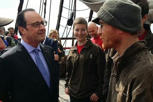 F. Hollande rencontre les membres de l'équipage