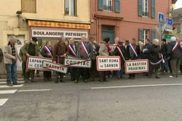 Armés des panneaux de leurs communes, les maires ont manifesté à Saint-Rome de Cernon.