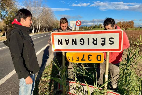 Le panneau de la commune de Sérignan a de nouveau été retourné mardi 21 novembre 2023.