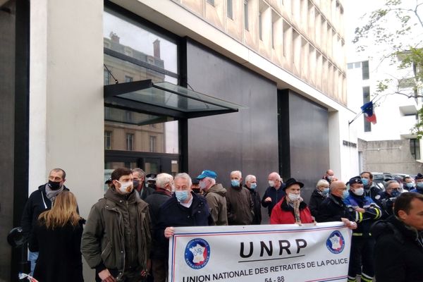 A l'appel du syndicat "Force ouvrière" (FO) plusieurs dizaines de policiers de la Meurthe-et-Moselle se seont rassemblés devant l'hotel de police de Nancy ce lundi 12 octobre pour exprimer leur solidarité à leurs collègues d'Ile-de-France victimes d'attaques.