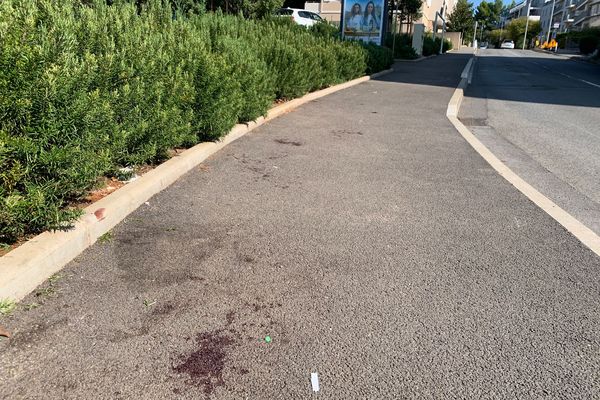 Des traces de sang sont visibles sur le lieu du meurtre du jeune tué lors d'une Rixe à Antibes.