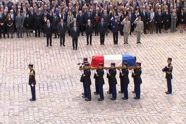Le cercueil de Pierre Mauroy devant le président de la République, François Hollande