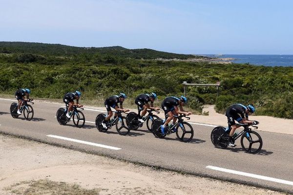 Dans les environs de Porto Vecchio,  Christopher Froome et l'équipe  Sky, le 27 juin 2013