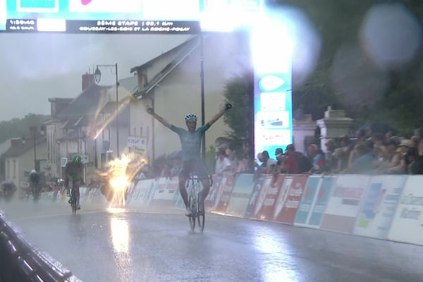 Arrivée sous la pluie de Samuele Rivi (EOK), vainqueur de la troisième étape du Tour Poitou-Charentes en Nouvelle-Aquitaine 2023.