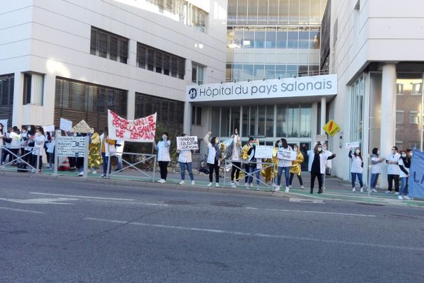 Les étudiants de l'ISFI manifestent devant l'hopital du pays Salonais le 18/11/2020.