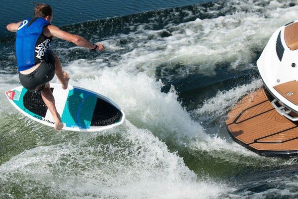 But du jeu du wakesurf : profiter des vagues provoquées par les engins à moteurs pour surfer.