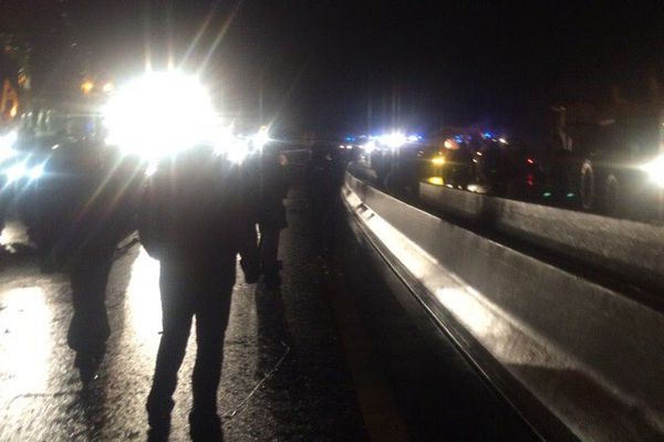 Après une journée d'occupation du Pont de Cheviré, les tracteurs quittent les lieux.