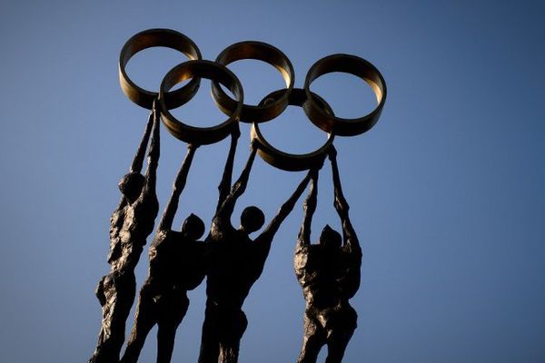 Une statue ornant le site du CIO à Lausanne. AFP PHOTO / FABRICE COFFRINI