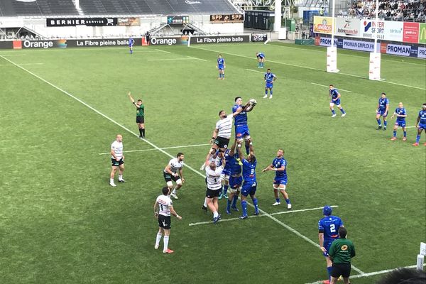 Le CAB s'incline face à Castres mais assure le maintien en Top 14.