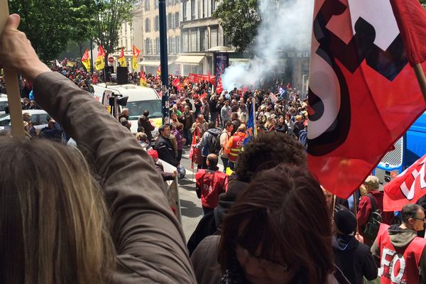 A Clermont-Ferrand, entre 1600 et 3000 manifestants se sont retrouvés dans la rue jeudi matin pour protester contre la loi travail. 