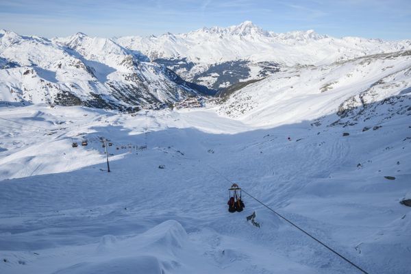 La nouvelle tyrolienne des Arcs, inaugurée mi-décembre, permet de dévaler près de 680 mètres de dénivelé en quelques secondes.