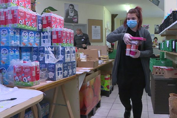 Laura apporte son aide aux Restos du Coeur à Montbard, le mercredi