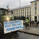 Les agriculteurs ont pris position ce jeudi matin devant la préfecture de Nantes.