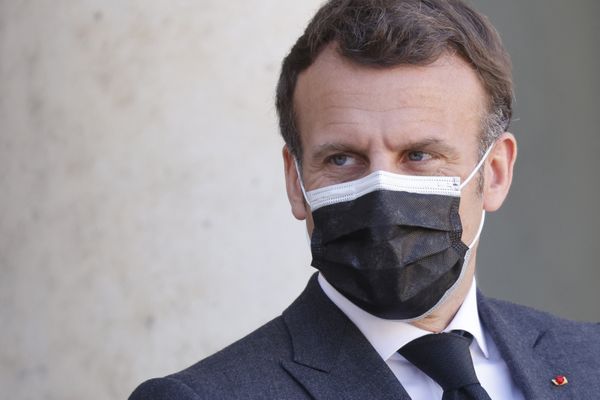 Le président de la République, Emmanuel Macron, le 30 mars 2021 devant le palais de l'Elysée.