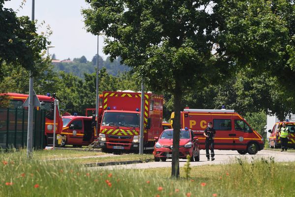 Une dizaine de véhicules de pompiers ont été dépêchés sur les lieux de l'incendie.