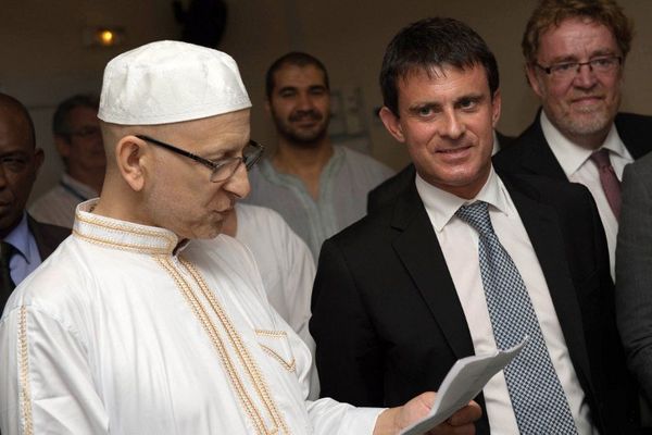 Le ministre de l'Intérieur, Manuel Valls, a pourfendu jeudi soir les "actes anti-musulmans", tout autant que sa récupération par des extrêmistes, lors de la rupture du jeûne du ramadan à la mosquée d'Ozoir-la-Ferrière, en Seine-et-Marne.
