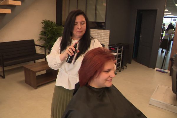 Arrivée d'Ukraine en mars dernier, Tatiana travaille désormais dans un salon de coiffure d'Evreux