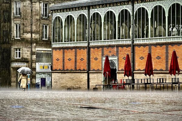 Aujourd’hui, lorsqu’il pleut en ville, la plupart du temps cette eau stagne, s’évapore ou disparaît dans les bouches d’égout. Plusieurs milliards de mètres cubes se perdent ainsi chaque année, de l’eau pourtant précieuse.