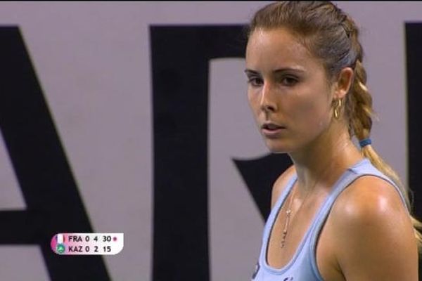 Alizé Cornet s'est effondrée après un premier set prometteur.