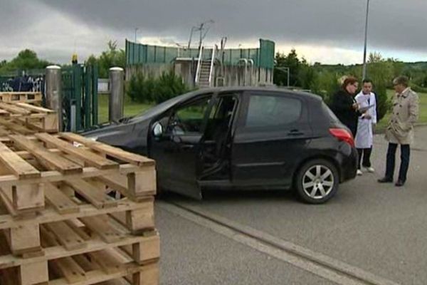 Trois représentants du groupe Candia, dont la DRH, ont été bloqués dans leurs véhicules durant plusieurs heures. Les salariés les ont empêchés de quitter le site de Saint-Yorre. En réponse à l'annonce de la mise à pied de deux salariés. 