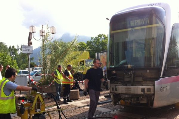 Sous le choc la motrice du tramway est sortie des rails