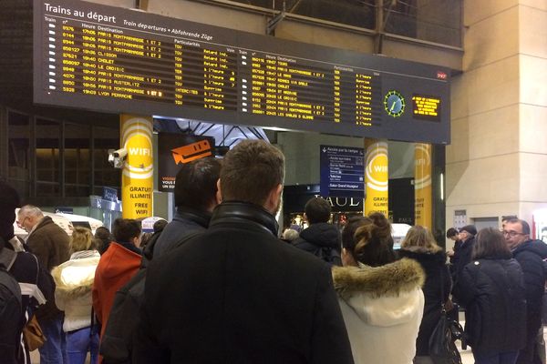 Le trafic interrompu gare Montparnasse a des répercussions gare de Nantes, le 3 décembre 2017