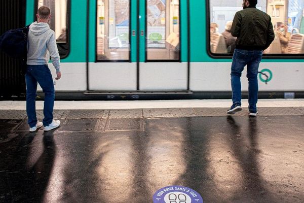 Des stickers installés dans le métro parisien, censés inciter à la distanciation sociale à l’approche du déconfinement (illustration).