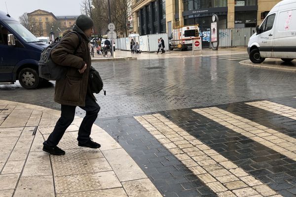 Quand la ville se transforme en patinoire, le mieux est de ne pas se presser. 