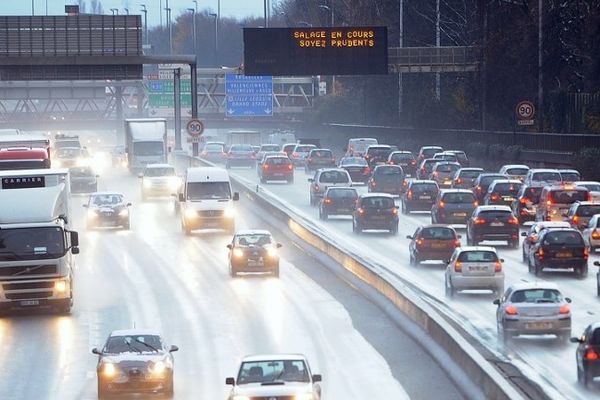 Autoroute autour de Lille sous la neige, le 7 décembre 2012. 