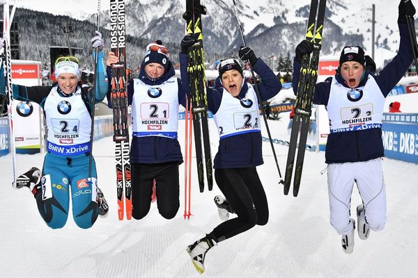 Anaïss Bescond, Marie Dorin Habert, Célia Aymonier et Justine Braisaz célèbrent leur troisième place au relais dames de la Coupe du monde de biathlon, à Hochfilzen, en Autriche, le 10 décembre 2017. 