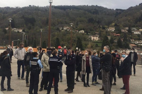 Le collectif de Thiernois s'est rassemblé pendant une heure sur la place de la Mairie à Thiers samedi 7 novembre. Ils dénoncent des mesures liberticides lors de cette crise sanitaire. La gendarmerie a informé les manifestants qu'ils seraient verbalisés lors de leur prochain rassemblement. 