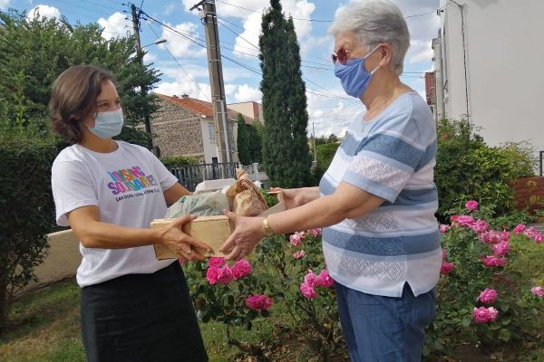 A Beaumont, près de Clermont-Ferrand, des bénévoles comme Aurélie Marchand livrent des paniers de légumes frais à des personnes isolées ou vulnérables. Sur la photo, Françoise Palvoisin, bénéficiaire de 79 ans.