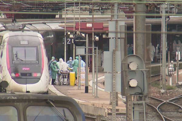  De 6 h à 10h en gare de Nancy, une opération de transfert longue et délicate. 