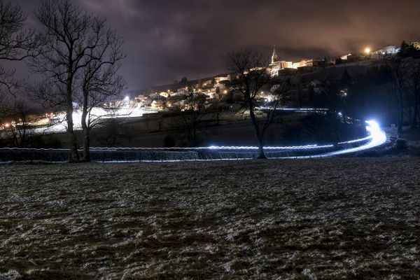 Le ruban lumineux dû aux lampes frontales en pleine nature