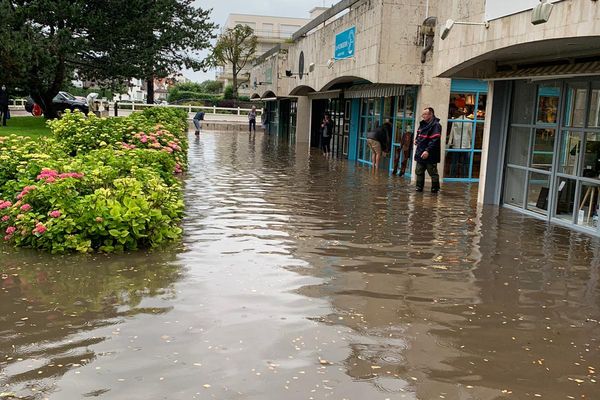 Les magasins de l'avenue des Phares ont été durement touchés.