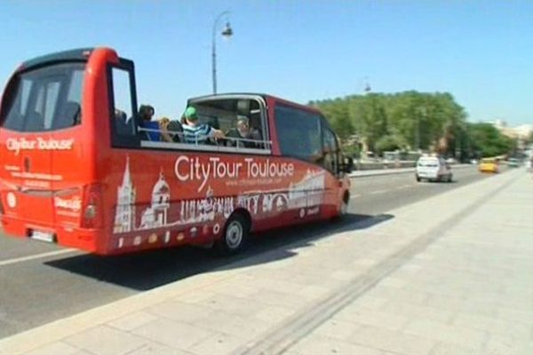 1h15 à bord d'un minibus cabriolet pour découvrir les principaux sites et monuments historiques de "La Ville Rose" !