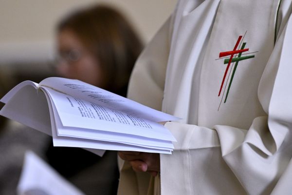 Un prêtre de 83 ans exerçant dans le Lauragais près de Toulouse en Haute-Garonne a été condamné à 6 mois de prison avec sursis pour avoir agressé sexuellement un paroissien.