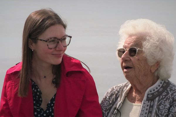 Rencontre entre Lucie Bonnefon, 19 ans, et Esther Senot, 95 ans, à Thonon-les-Bains, pour partager le témoignage de l'une des dernières rescapées d'Auschwitz