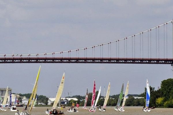 Rassemblés pour le prologue à Bordeaux, les bateaux prennent  le départ de la Solitaire du Figaro ce dimanche à Pauillac